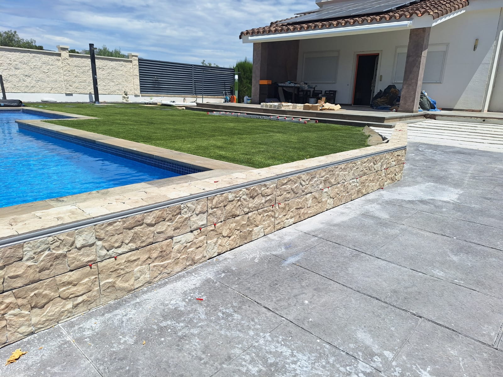 Piscina, piedra y jardín reformados por Ximo Construïm